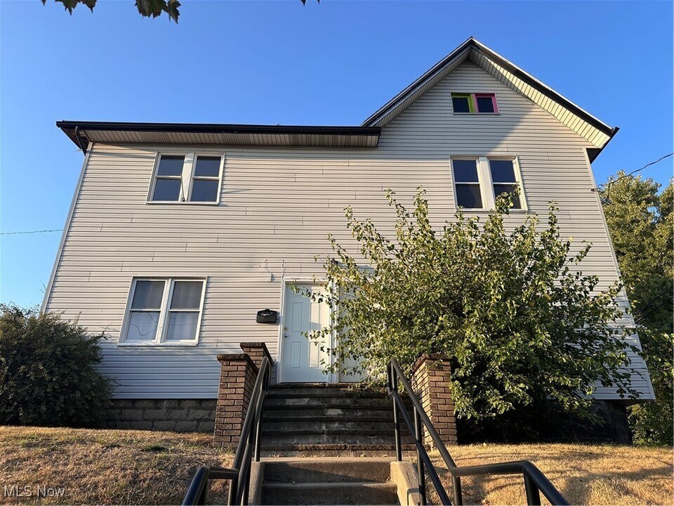 317 12th St NE in Canton, OH - Building Photo