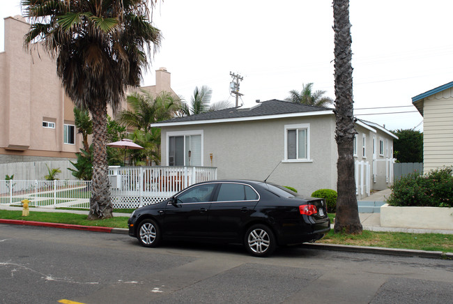 6 Apartments in Oceanside, CA - Building Photo - Building Photo