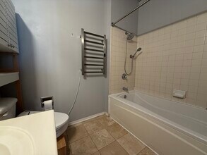 700 W Van Buren St, Unit 700 W Van Buren St 1201 in Chicago, IL - Building Photo - Building Photo