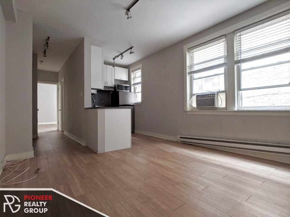 517 W Belmont Ave, Unit 25 in Chicago, IL - Building Photo