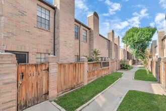 9800 Pagewood Ln in Houston, TX - Building Photo - Building Photo