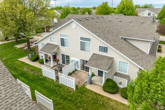 Longview Court in Johnston, IA - Building Photo - Building Photo