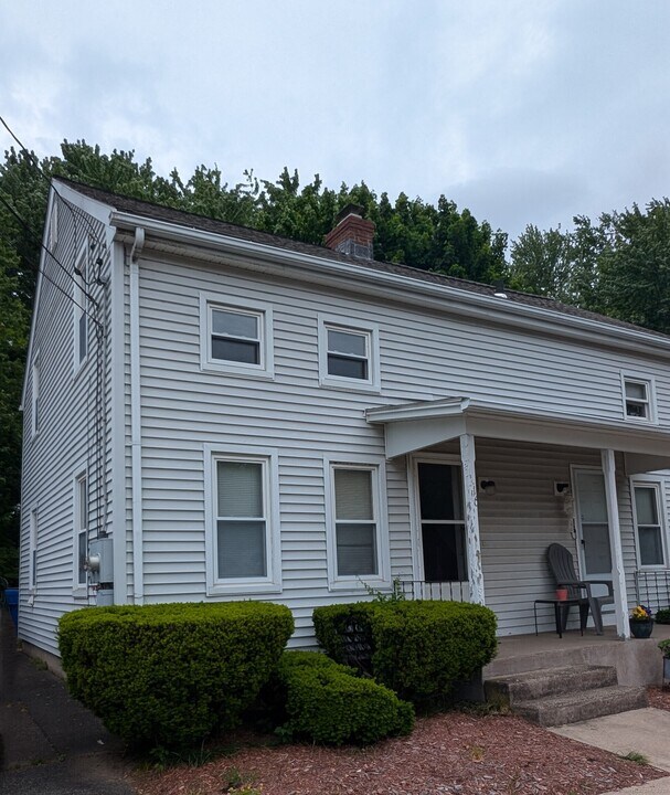 16 Maple St in East Windsor, CT - Building Photo