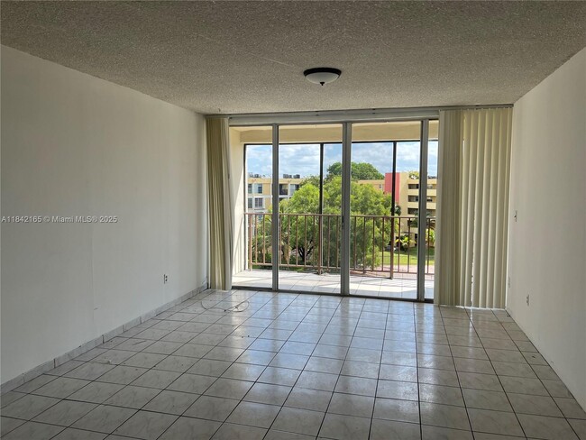 9210 Fontainebleau Blvd in Miami, FL - Building Photo - Building Photo