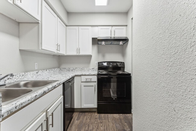 The Life at Parkview in Pasadena, TX - Building Photo - Building Photo