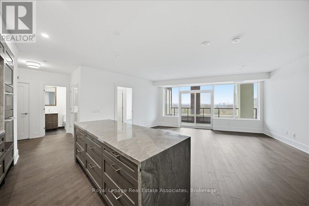 259 The Kingsway in Toronto, ON - Building Photo