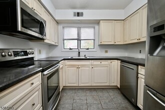 32 Pine Hollow Ct in Jefferson, NJ - Building Photo - Building Photo