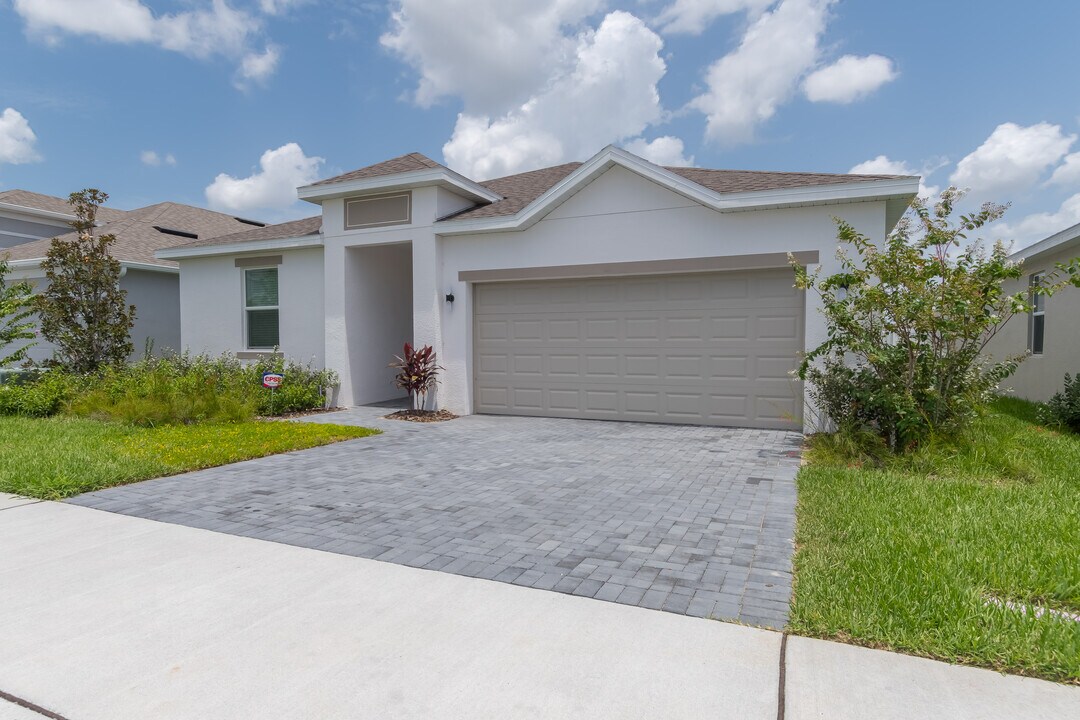 2227 Pigeon Plum Dr in Haines City, FL - Building Photo