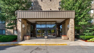 6340 Americana Dr in Willowbrook, IL - Foto de edificio - Building Photo