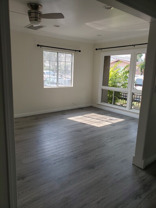 5306 Romaine Street in Los Angeles, CA - Foto de edificio