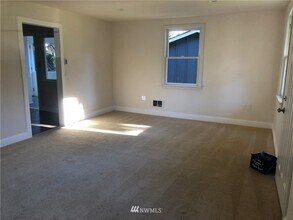 3325 Lincoln Way in Lynnwood, WA - Foto de edificio - Building Photo