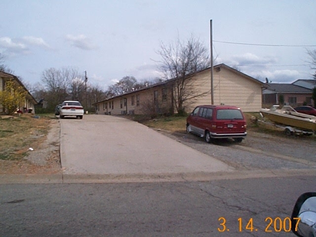 211 Oak St in Clarksville, TN - Building Photo - Building Photo