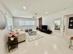 23 NE 19th Ave in Pompano Beach, FL - Foto de edificio - Building Photo