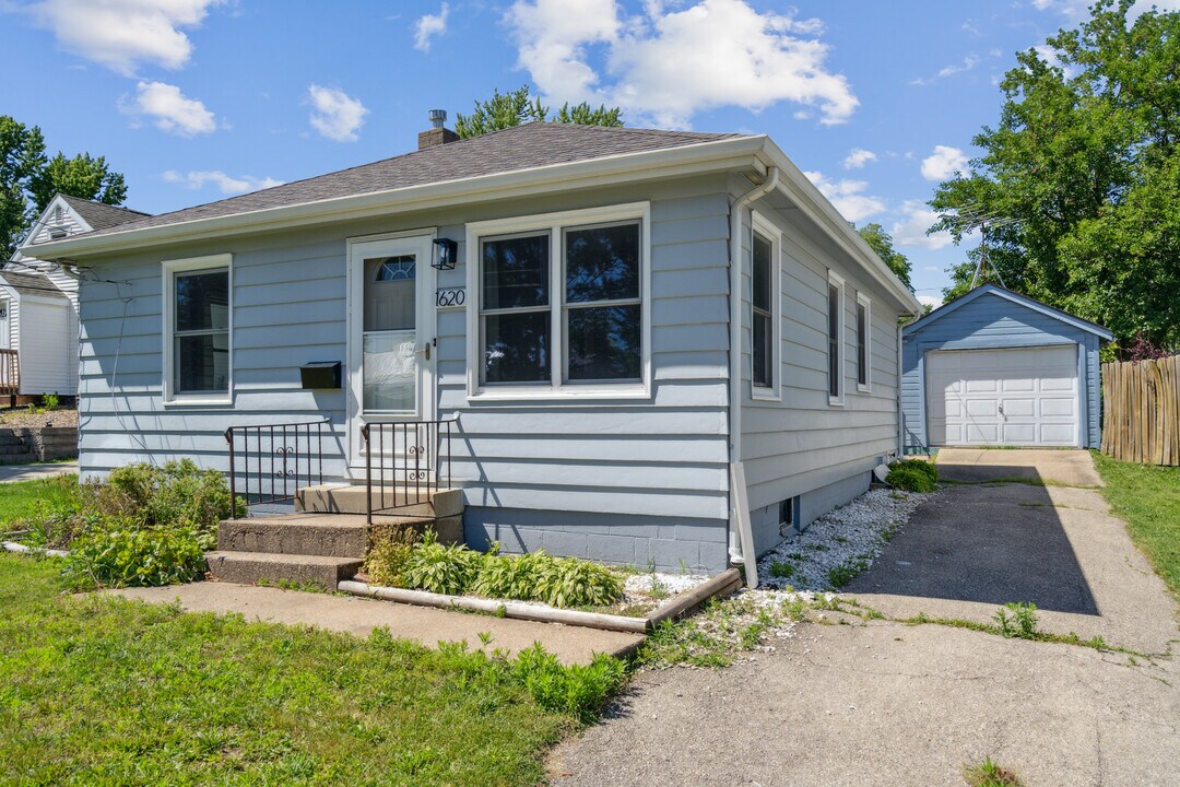 1620 34th St NE in Cedar Rapids, IA - Building Photo