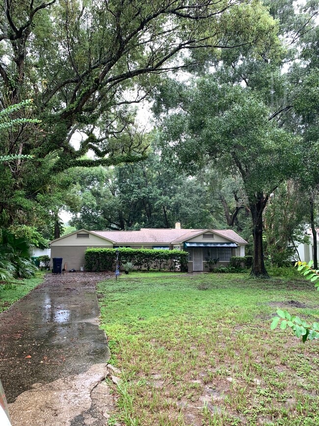 property at 1206 E Hanna Ave