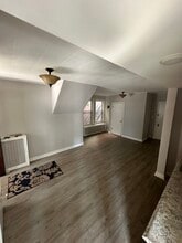 48 Third St, Unit 1 in Auburn, ME - Foto de edificio - Building Photo