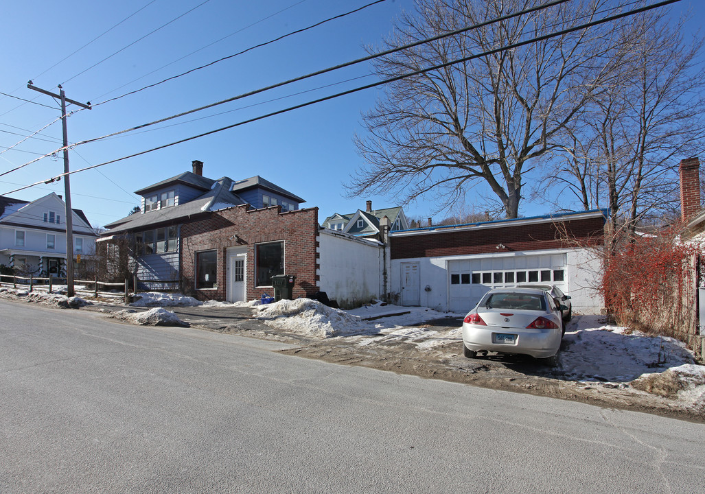 38 Pratt St in Winsted, CT - Building Photo