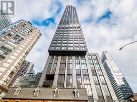 8 Wellesley St W in Toronto, ON - Building Photo