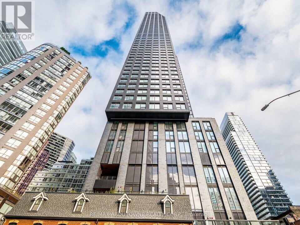 8 Wellesley St W in Toronto, ON - Building Photo