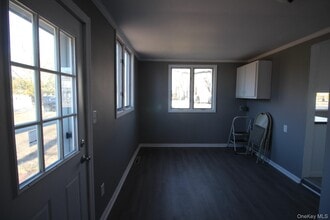 361 June Ave in Riverhead, NY - Foto de edificio - Building Photo