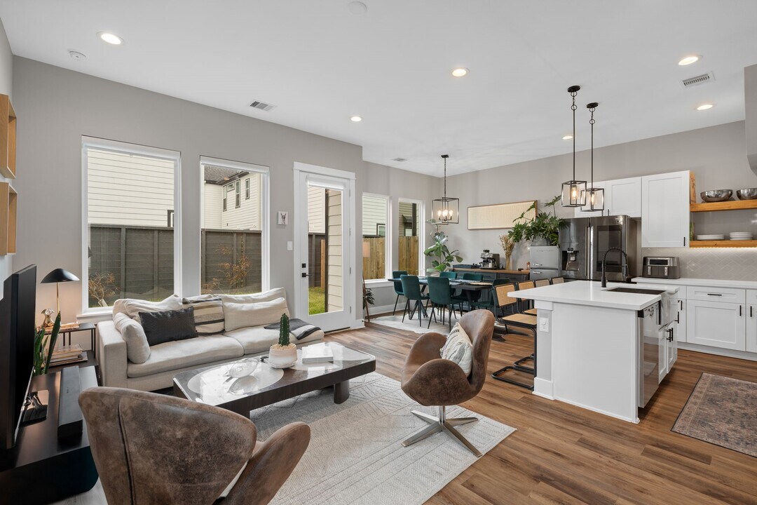 5903 Wheatley Holw Ln in Houston, TX - Building Photo