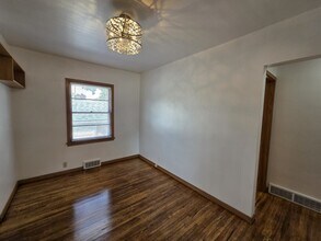 1025 W 8th St in Cedar Falls, IA - Building Photo - Building Photo