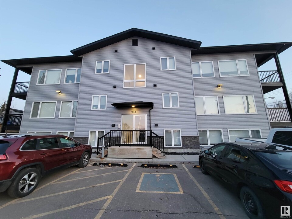 930-911 11 St in Cold Lake, AB - Building Photo