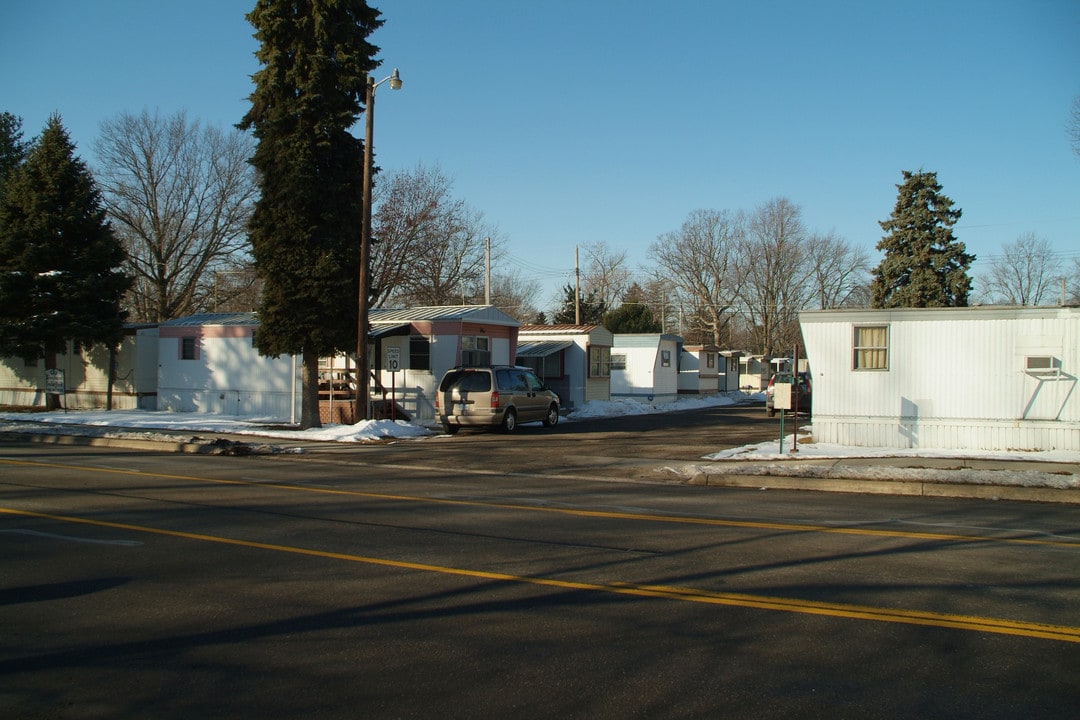 Woodmont Mobile Home Park in Farmington Hills, MI - Building Photo