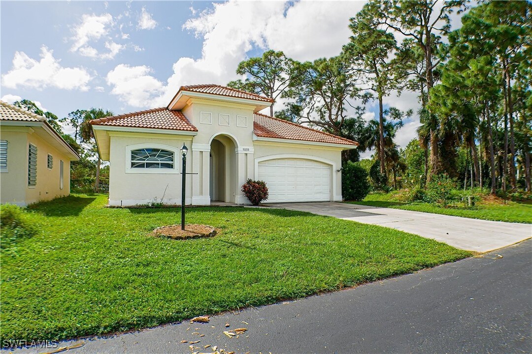 11233 La Coruna Ln in Bonita Springs, FL - Foto de edificio