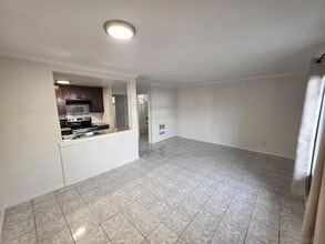 4056 Van Dyke Ave in San Diego, CA - Foto de edificio - Building Photo