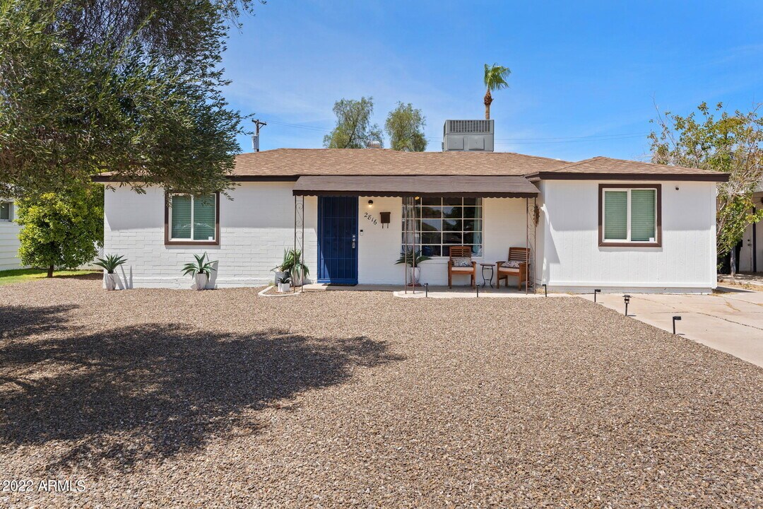 2816 W Griswold Rd in Phoenix, AZ - Foto de edificio