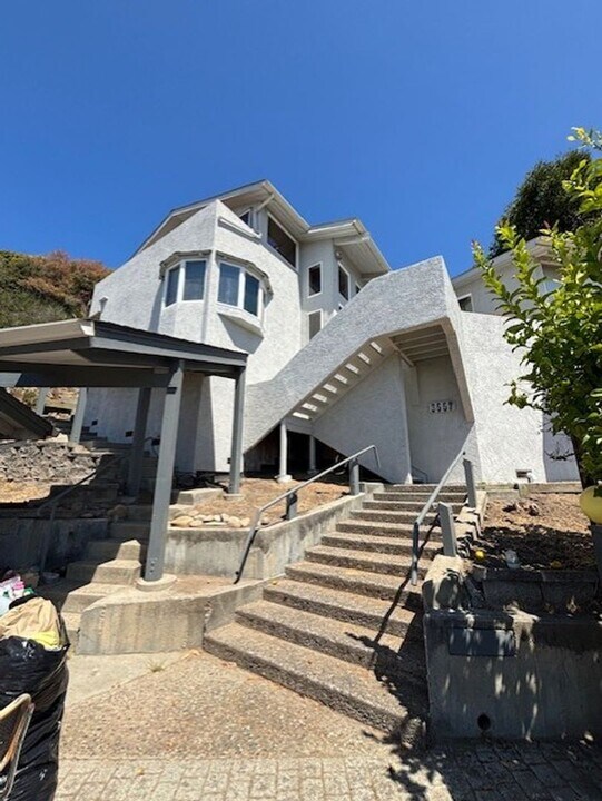 3557 Mission Dr in Santa Cruz, CA - Building Photo