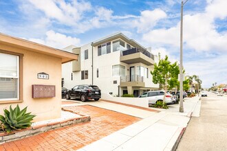 902 Manhattan Ave in Hermosa Beach, CA - Foto de edificio - Building Photo