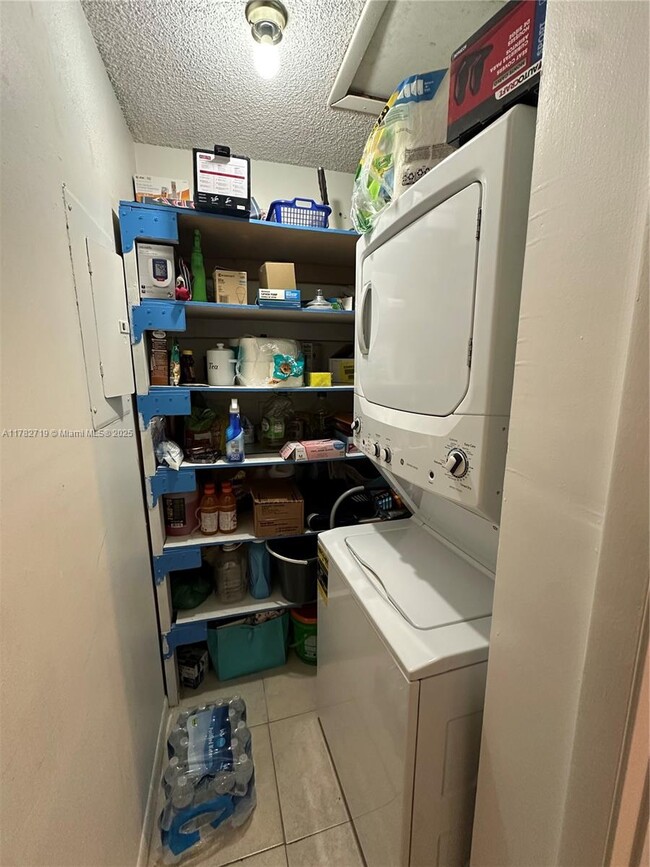 7795 W 29th Way in Hialeah, FL - Foto de edificio - Building Photo
