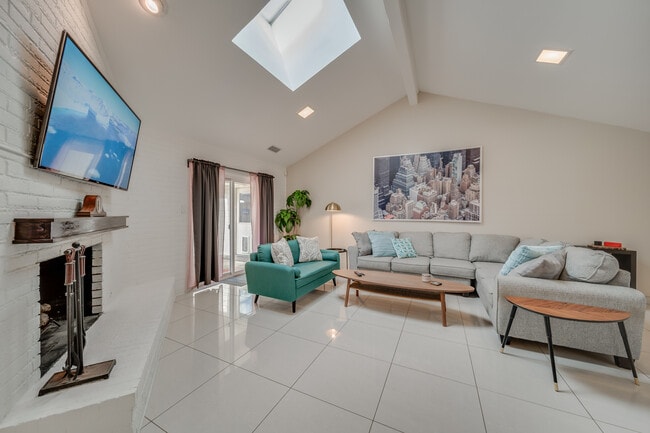 1021 Mellville Dr in Plano, TX - Foto de edificio - Building Photo