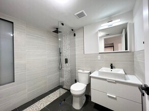 13222 41st Rd, Unit 2F in Flushing, NY - Foto de edificio - Building Photo