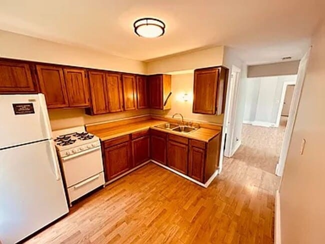1021 Broadway Ave NW in Grand Rapids, MI - Building Photo - Building Photo