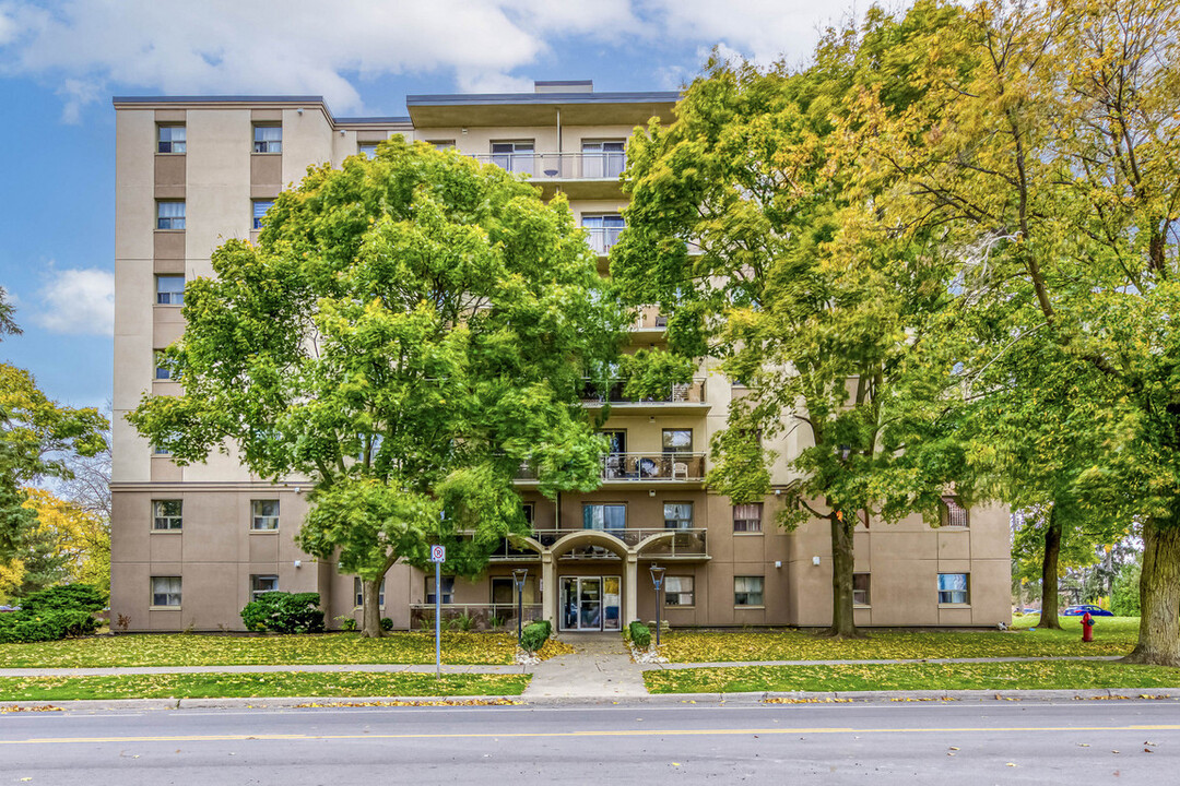 North Park Tower in Brantford, ON - Building Photo