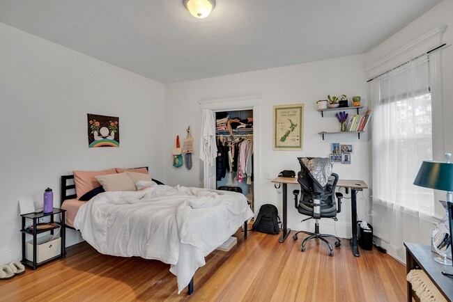 98 Cypress St, Unit 1 in Brookline, MA - Building Photo - Building Photo