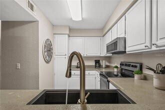 13917 Fairway Island Dr, Unit 922 in Orlando, FL - Building Photo - Building Photo