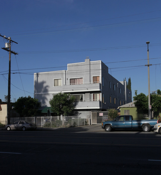 8831 Van Nuys Blvd in Panorama City, CA - Foto de edificio - Building Photo