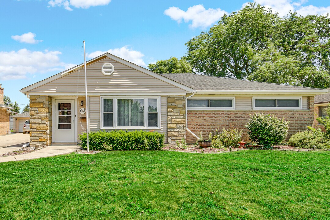 1047 W Villa Dr in Des Plaines, IL - Building Photo