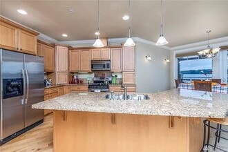 1300 Peace Portal Dr, Unit 303 in Blaine, WA - Foto de edificio - Building Photo