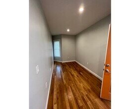 551 Park St-Unit -1 in Boston, MA - Foto de edificio - Building Photo