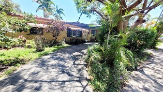 1124 NE 7th St in Hallandale Beach, FL - Building Photo