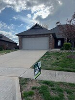 1446 W Sackett St in Springfield, MO - Building Photo