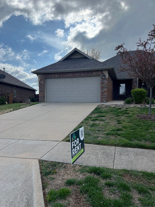 1446 W Sackett St in Springfield, MO - Building Photo