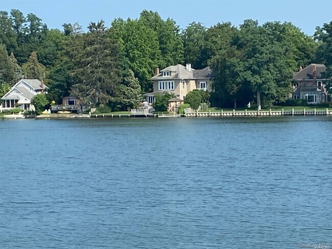 51 Centershore Rd in Centerport, NY - Building Photo - Building Photo