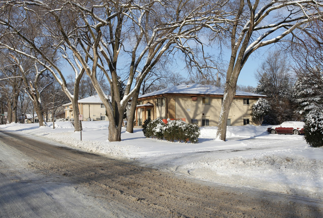 20-30 W 92nd St in Bloomington, MN - Foto de edificio - Building Photo