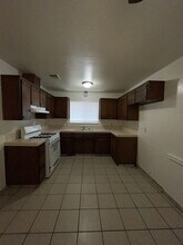 800-802 W Pleasant Ave in Tulare, CA - Building Photo - Building Photo